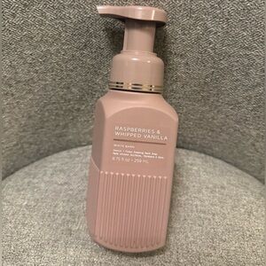 Bath & Body Works Raspberry & Whipped Vanilla Gentle & Clean Foaming Hand Soap